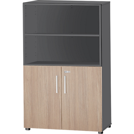 Armoire avec bois clair et étagères ouvertes grises. Poignées blanches et serrure argentée. L'armoire repose sur des pieds noirs.