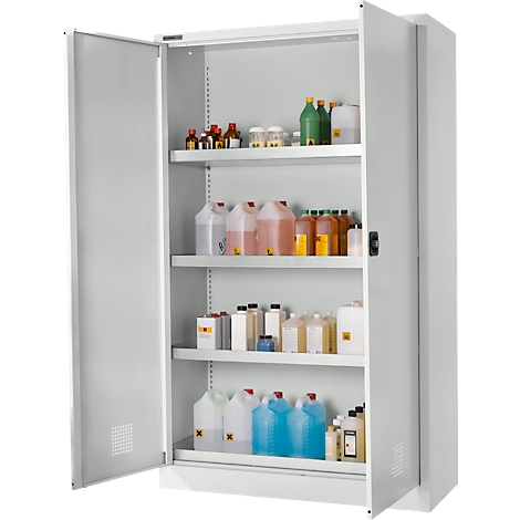 Une armoire de sécurité grise, portes ouvertes, remplie de bouteilles et de contenants de divers liquides.