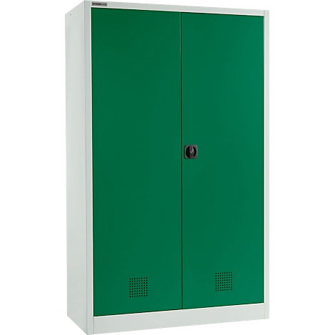Une armoire en acier verte avec des cadres blancs. Elle a deux portes, une poignée noire et deux fentes de ventilation.