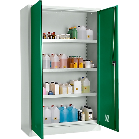 Une armoire de sécurité verte ouverte avec des bouteilles de produits chimiques sur les étagères.