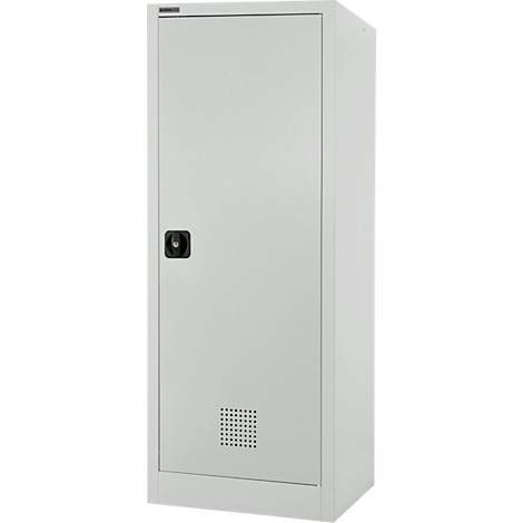 Armoire en acier grise avec porte, poignée et fentes d'aération. L'armoire est posée sur un fond blanc.