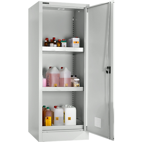 Armoire de sécurité grise ouverte avec flacons et bidons de produits chimiques sur trois étagères. Porte ouverte.