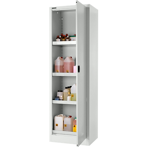 Armoire en acier blanc, porte ouverte, remplie de bidons et de bouteilles.