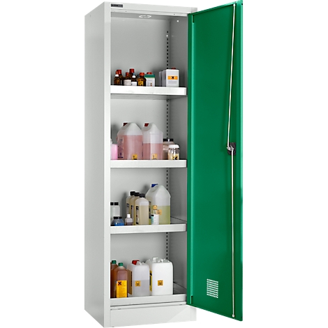 Armoire en acier blanche ouverte avec une porte verte. Étagères remplies de bouteilles, bidons, conteneurs et produits chimiques dangereux.