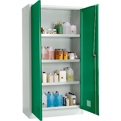 Armoire verte ouverte contenant des récipients chimiques de différentes formes et tailles. Les récipients sont placés sur différentes étagères.