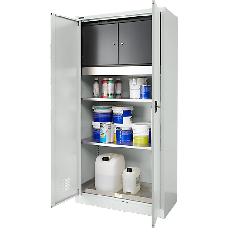 Armoire en acier grise ouverte contenant divers récipients, ouverte. Des seaux, des bouteilles et des bidons se trouvent sur les étagères. Fond gris.