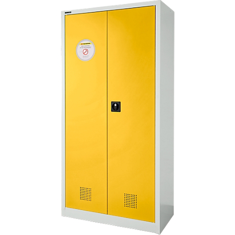 Armoire jaune à deux portes, autocollant rond et poignée noire. Encadrement blanc et fentes de ventilation.