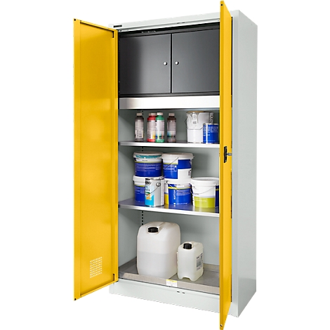Armoire jaune-gris ouverte avec divers conteneurs, dont des pots de peinture et des bidons, sur des étagères.