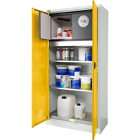 Armoire de sécurité jaune et grise, ouverte, avec produits chimiques et peintures. Section supérieure avec coffre-fort. Étagères avec divers contenants.