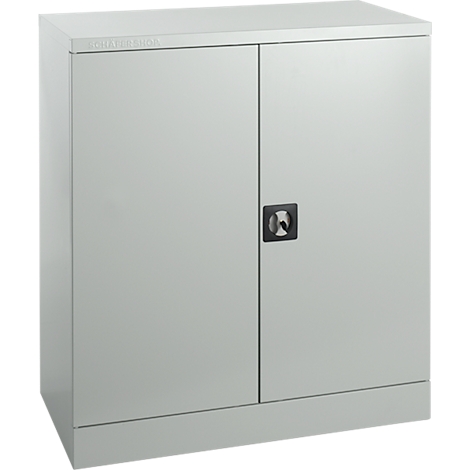 Armoire en acier grise à deux portes et poignée noire.