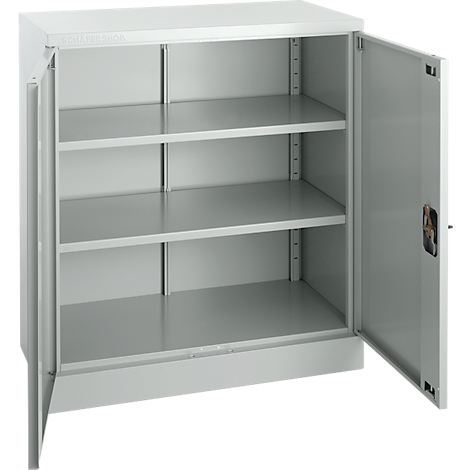 Une armoire en acier grise ouverte avec trois étagères. Une porte est complètement ouverte, l'autre à moitié.