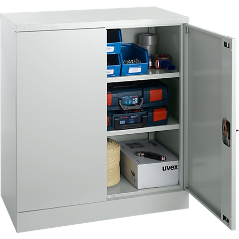 Armoire à outils grise avec outils et accessoires. Porte ouverte à droite.