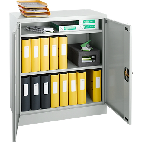 Armoire de classement grise ouverte, remplie de classeurs, de papier et de fournitures de bureau.