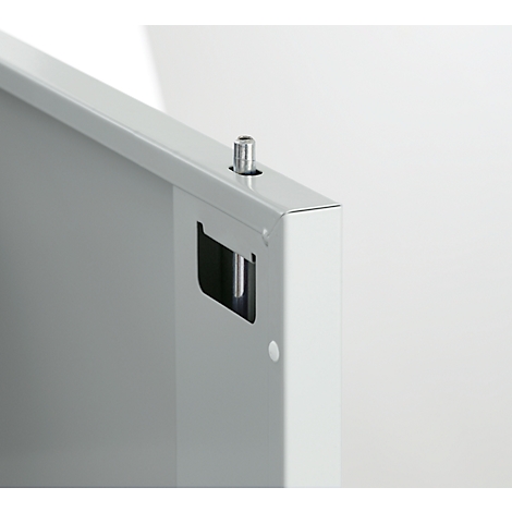 Détail de meuble: raccord d'angle avec goupille et renfoncement.