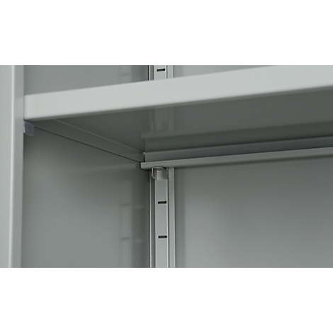 Gros plan d'une étagère métallique grise avec deux étagères et un support vertical.