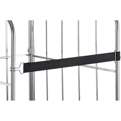 Gros plan d'un conteneur roulant. Une sangle noire fixe les barres de la grille du conteneur roulant.
