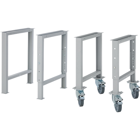 Cuatro patas de mesa de metal gris claro. Dos sin rodillos, dos con rodillos, diferentes alturas.