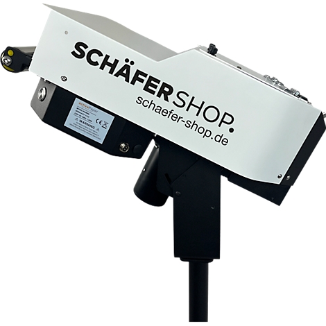 Zwart-wit apparaat met "SCHÄFER SHOP" belettering en bedrijfs-URL. Op een zwarte standaard. Verlichting.