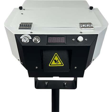 Zwart-wit elektronisch apparaat. Leest "8.8.8.8". Geel driehoek waarschuwingsbord met vogel.