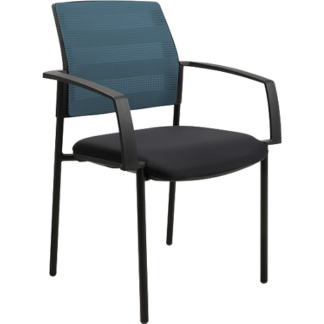 Bureaustoel met zwart frame, zwarte zitting en blauwe mesh rug. Armleuningen zijn aanwezig.