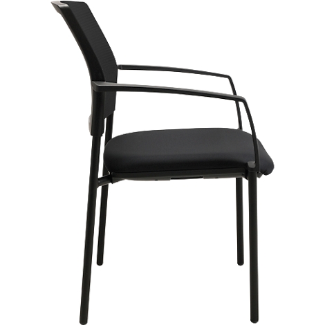 Zijaanzicht van een zwarte stoel met armleuningen. Gevoerde zitting, mesh rugleuning. Zwart frame.