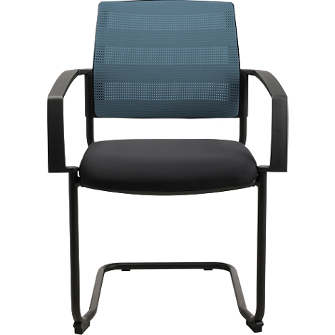 Bureaustoel met zwarte zitting en armleuningen, blauwe mesh rugleuning en metalen frame.