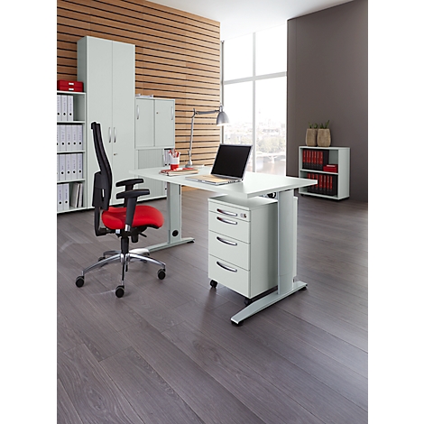 Heller, moderner Arbeitsplatz mit Schreibtisch, Stuhl, Schrank und Laptop.