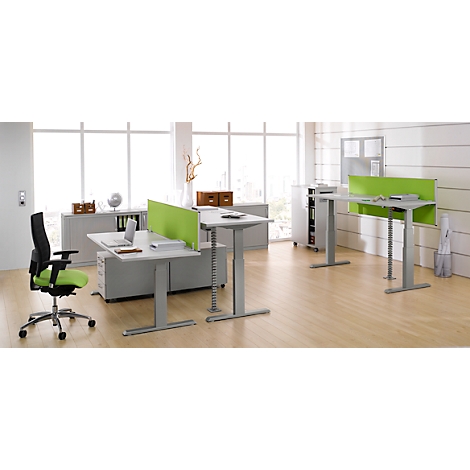 Bureau avec bureaux réglables en hauteur et chaises pivotantes; accents verts.