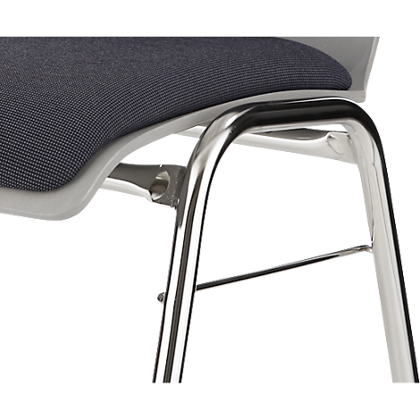 Gros plan d'une chaise : tissu gris, métal chromé, construction détaillée.