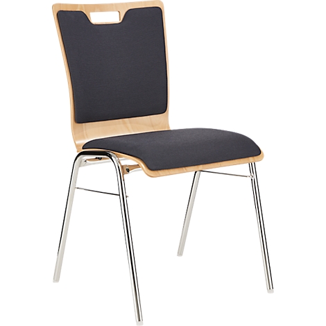 Une chaise avec assise et dossier rembourrés noirs, cadre en bois et pieds chromés. Le dossier a une découpe.