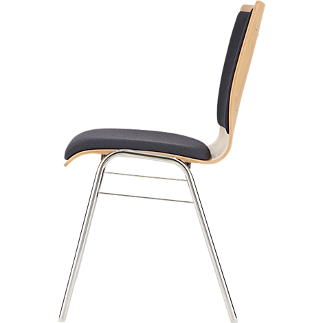 Vue latérale d'une chaise. L'assise est en tissu gris, le dossier en bois clair. Les pieds sont en métal.