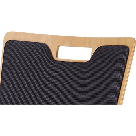 Gros plan d'un plateau en bois avec un trou de poignée rectangulaire et un insert noir en forme de tissu.