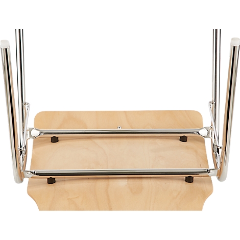 Gros plan sur une chaise en bois. Des pieds en tube d'acier chromé encadrent un panneau en bois clair.