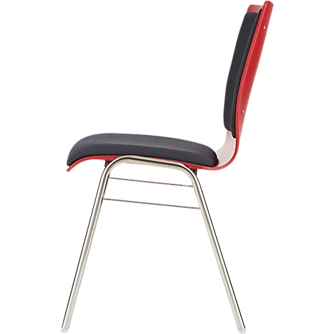 Vue latérale d'une chaise rouge avec une assise et un dossier noirs. Cadre chromé, forme incurvée.