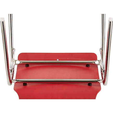 Vue de dessus d'une chaise rouge. On voit les pieds, le cadre et le siège.