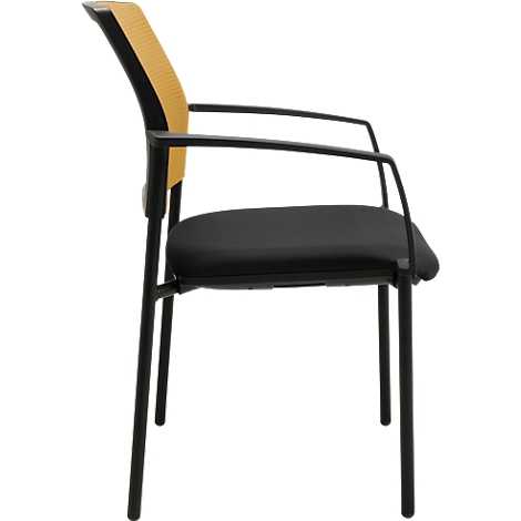 Chaise noire avec dossier jaune et accoudoirs noirs, vue latérale.