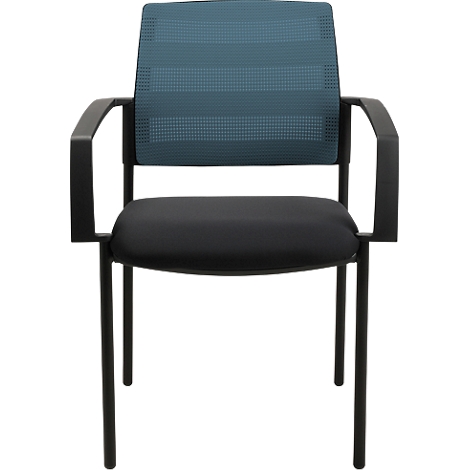 Chaise de bureau avec dossier en maille bleue, assise et accoudoirs noirs, sur fond blanc.