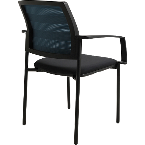 Chaise de bureau noire avec dossier en maille bleue et accoudoirs. La chaise est contre un fond blanc.