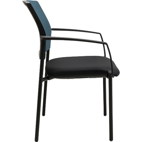 Chaise de bureau noire avec dossier en maille bleue et accoudoirs. Vue latérale.