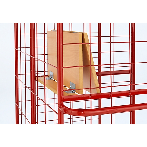 Gros plan d'un chariot roulant rouge avec une étagère en bois et des équerres métalliques.