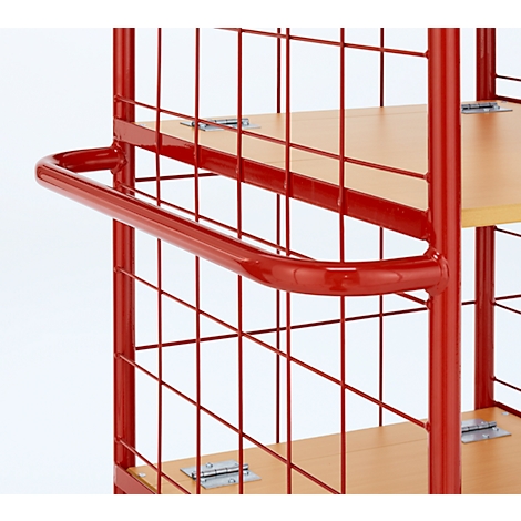 Gros plan d'un chariot rouge avec des étagères en bois et des parois en grillage. Une poignée incurvée est visible.