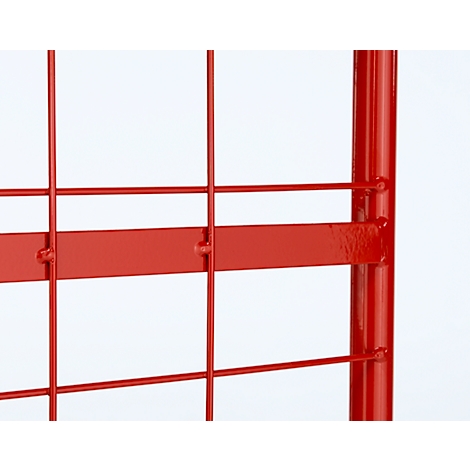 Gros plan d'une grille métallique rouge avec des barres transversales, sur fond blanc.