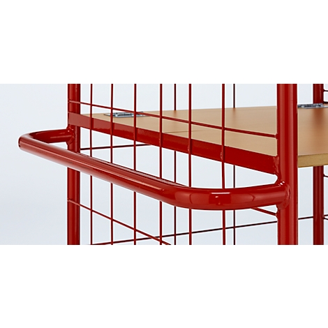 Gros plan d'un chariot rouge avec une étagère en bois et une poignée incurvée.