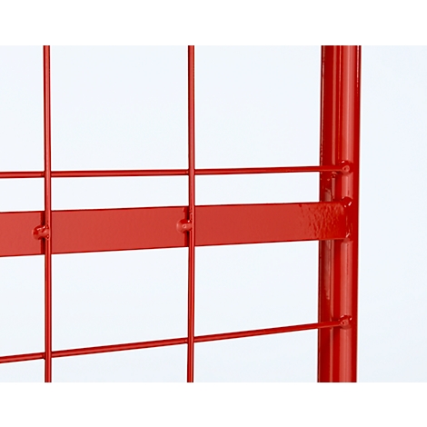 Gros plan sur une grille métallique rouge. Les montants verticaux et horizontaux forment des carrés. Le fond est blanc.