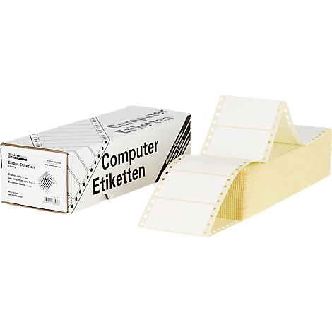 Packung Computeretiketten und ein Stapel Etikettenblätter, beschriftet mit "Computer Etiketten".
