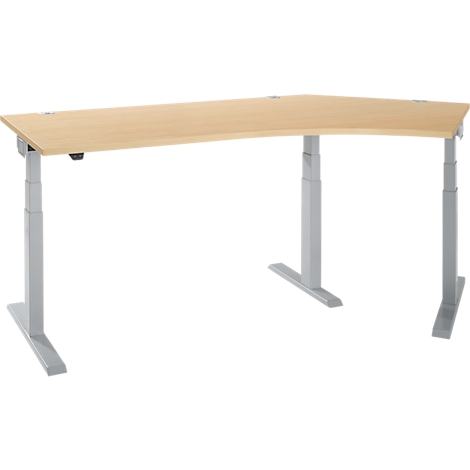 Een in hoogte verstelbaar, lichtgekleurd hoekbureau met zilvergrijze poten. Het tafelblad is licht gebogen.