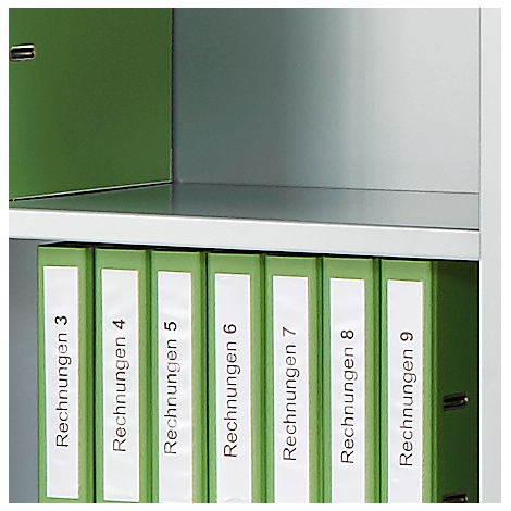 Dossiers verts avec l'inscription "Factures" et des numéros dans une étagère.