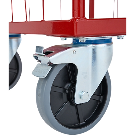 Close-up van een trolley met rood frame en grijze wielen. De focus ligt op het wiel met remmechanisme.