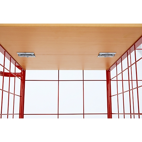 Bovenaanzicht van een deel van een rood metalen frame met een lichtbruin houten paneel, waaraan scharnieren zijn bevestigd.