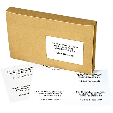 Une boîte en carton marron avec une étiquette d'expédition et d'autres étiquettes d'adresse devant.